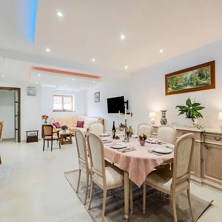 Сasa de vacaciones Cozy With Garden, Cleaning Included